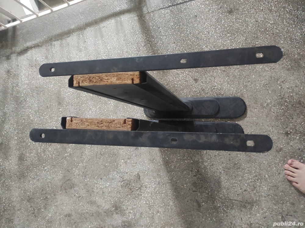 Doua picioare de birou metalice