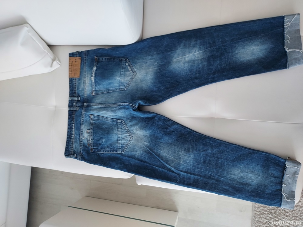 vand  blugi model deosebit,marimea 32/32,produs nou.