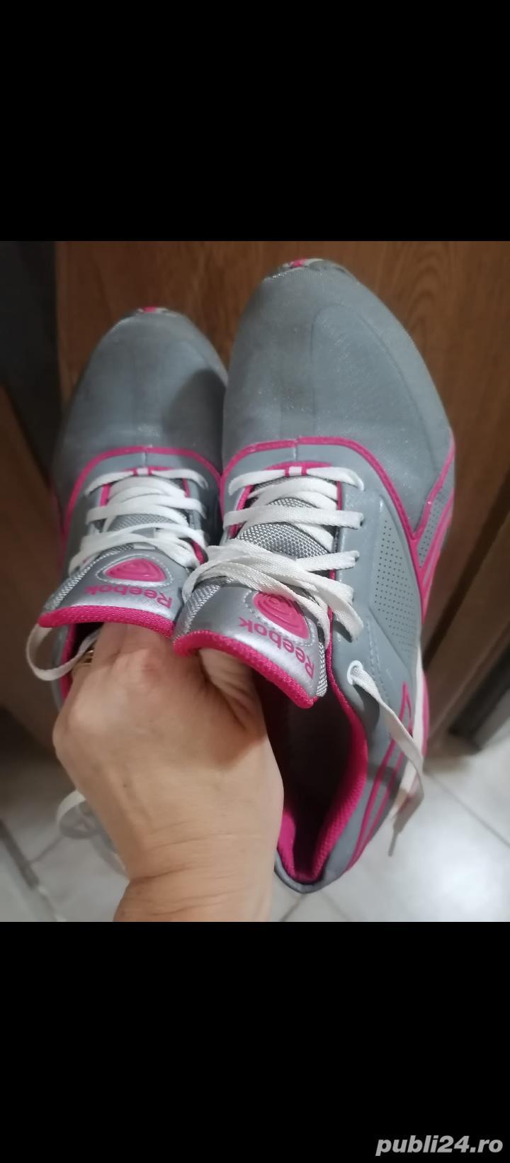 adidași marca Reebok 