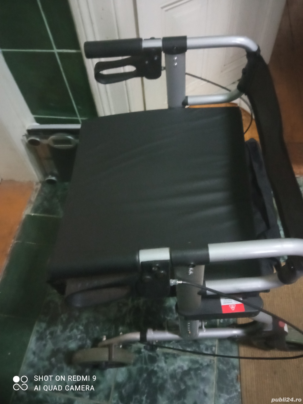 vând cărucior, rolator ajutător mers,scaun special pentru persoane cu invaliditate 