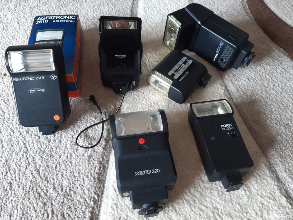 Vand blitz-uri pentru aparate foto.