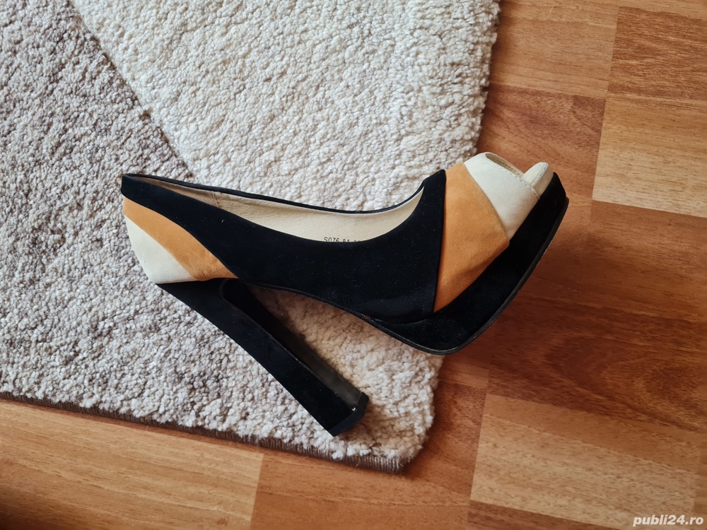Vand pantofi cu toc inalt