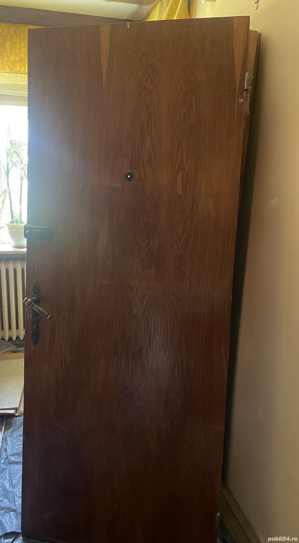 vand usi de interior si de exterior, aspect lemn cu broasca