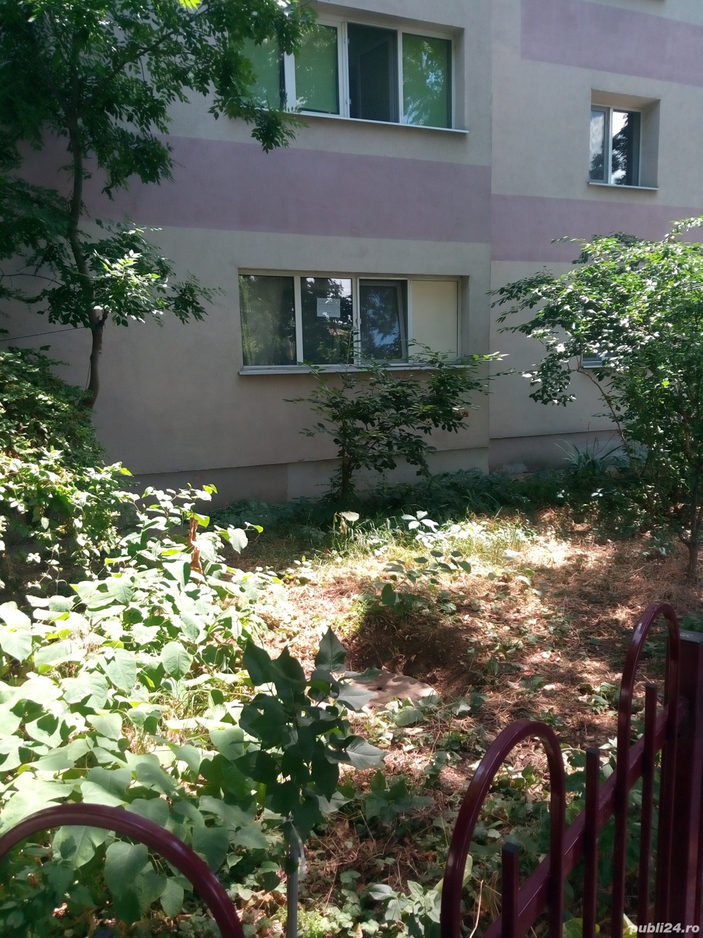 Schimb (NU VAND ) apartament doua camere decomandat cu casa la curte in Bucuresti sau imprejurimi .