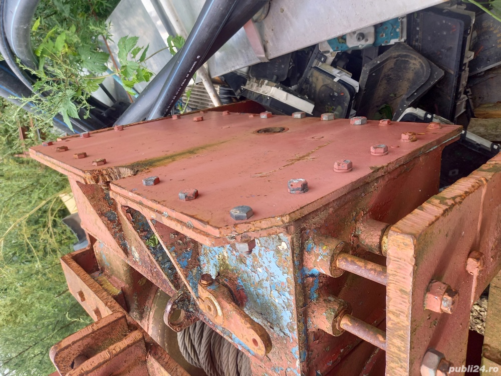 Vind troliu mecanic pt. tractor.