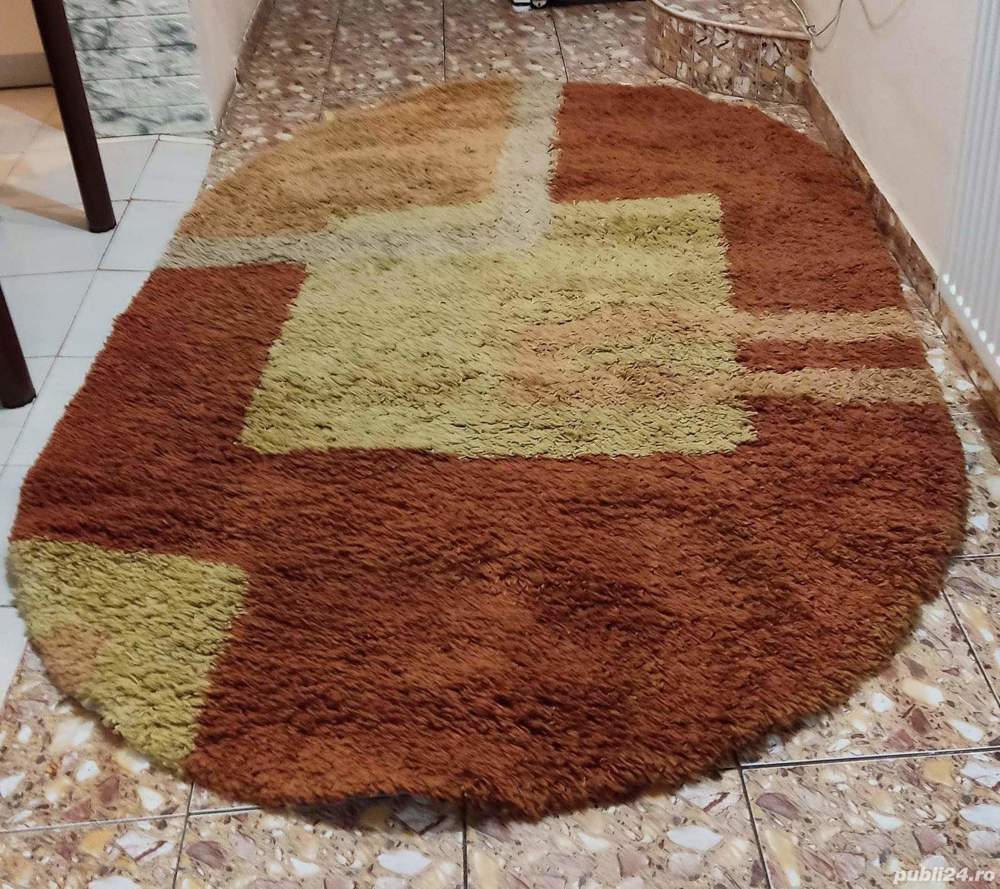 Vând covor oval pufos