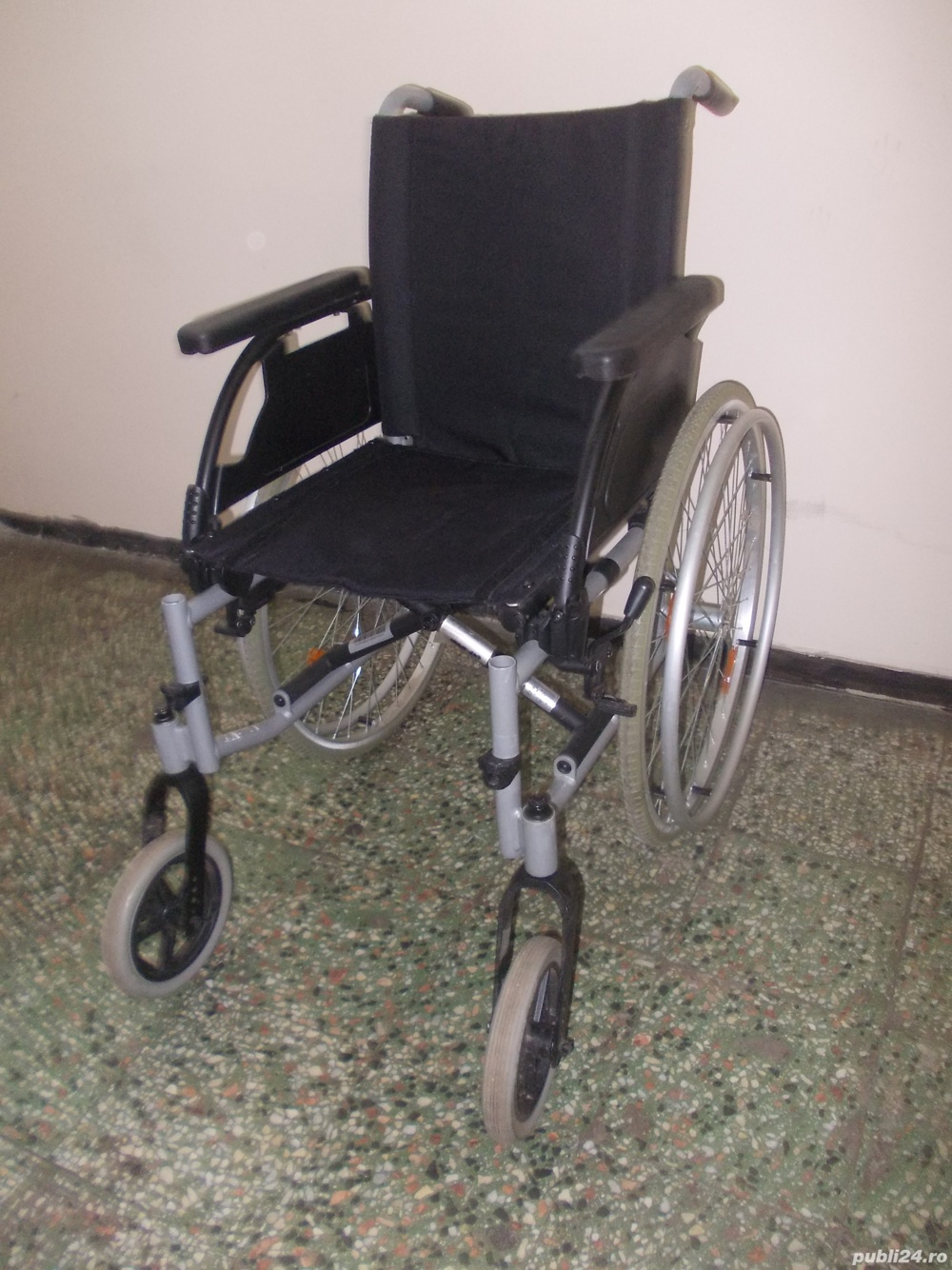 Scaun cu rotile pliabil carucior dizabilitati carut batrani,cu 2 suporturi pt asezat talpi picioare