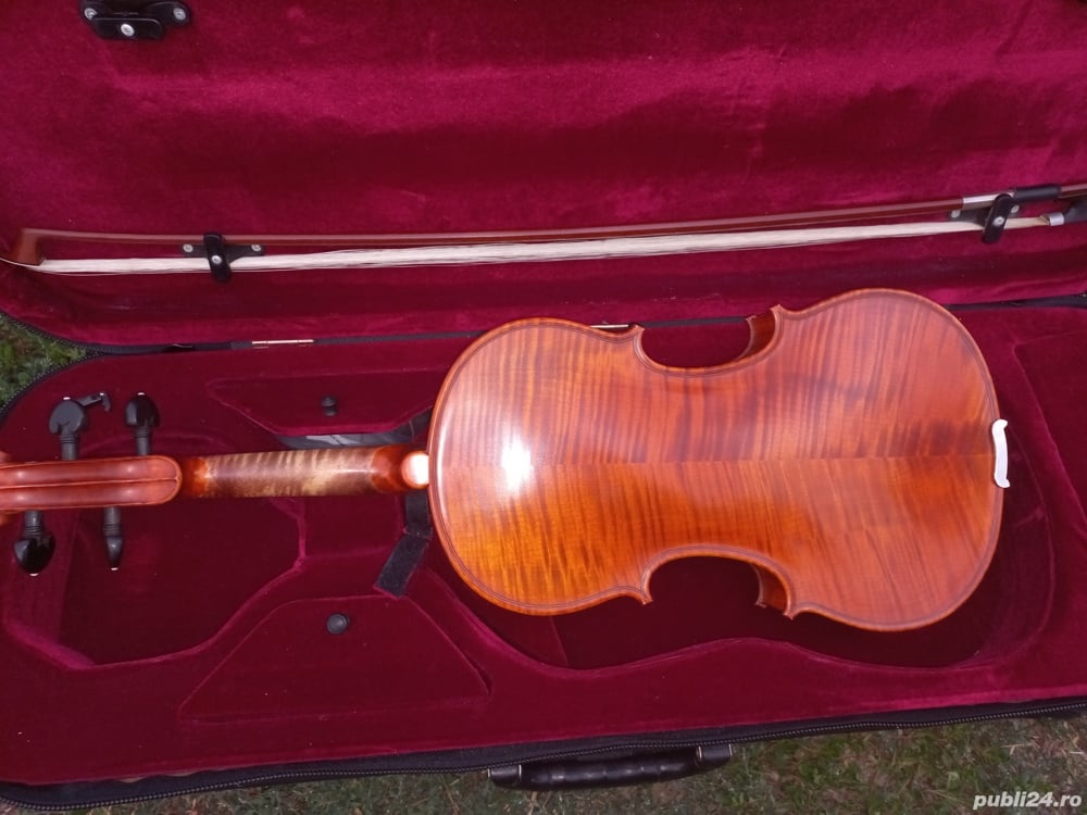 Vând vioară 4 x 4 cu husă,arcuș și contrabărbie