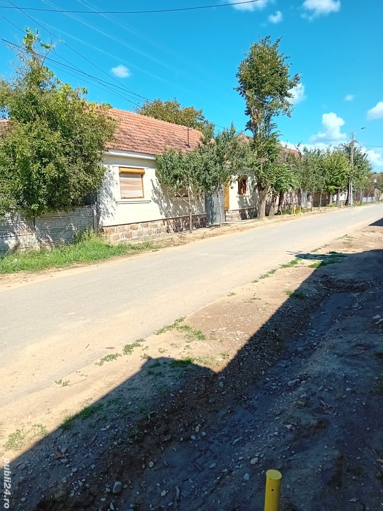 Casa de vanzare la tara,teren5000 mp plus o hala de 100 m p.