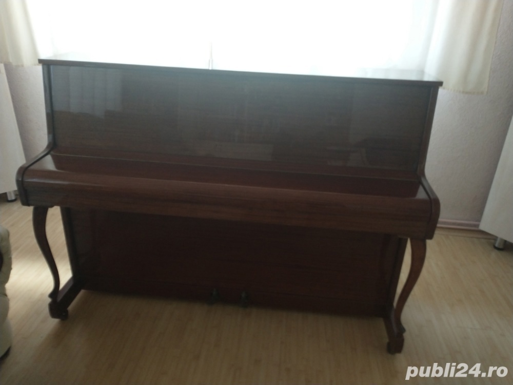 vând pianina 