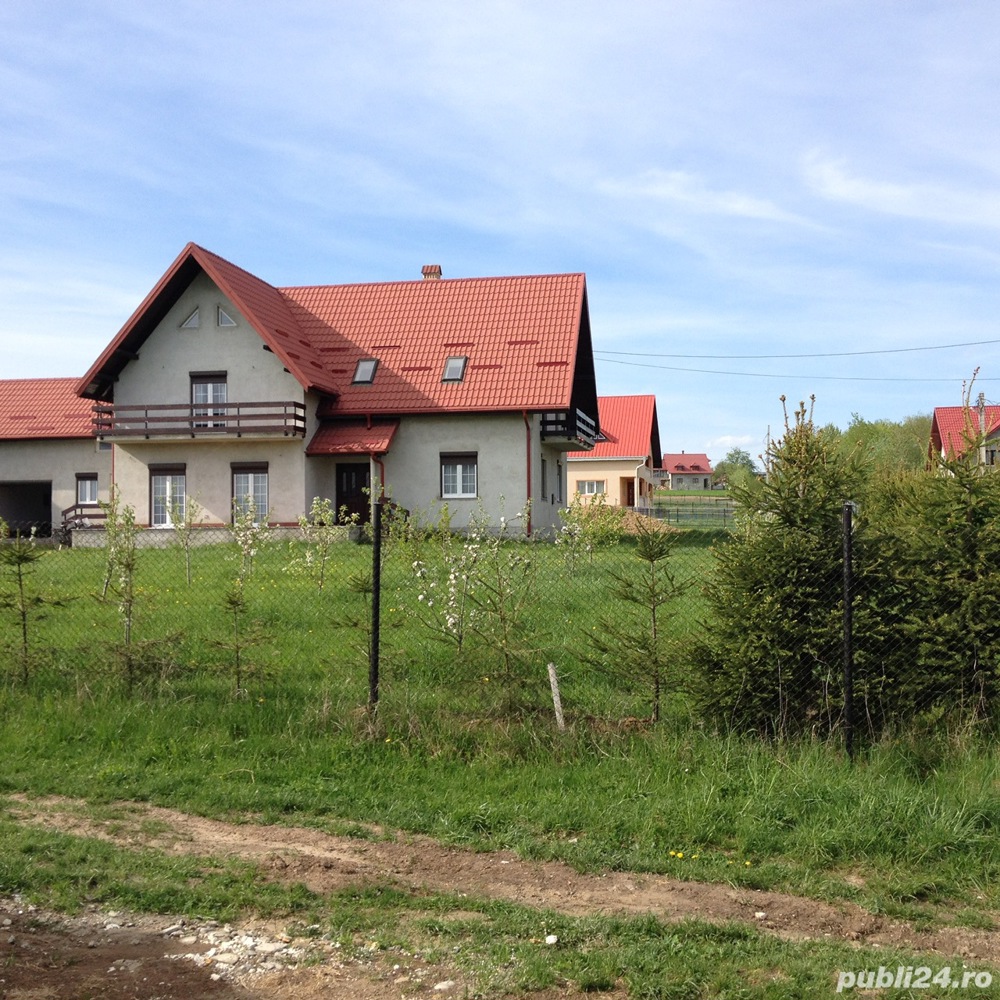 Vand casa+anexe si teren construibil.