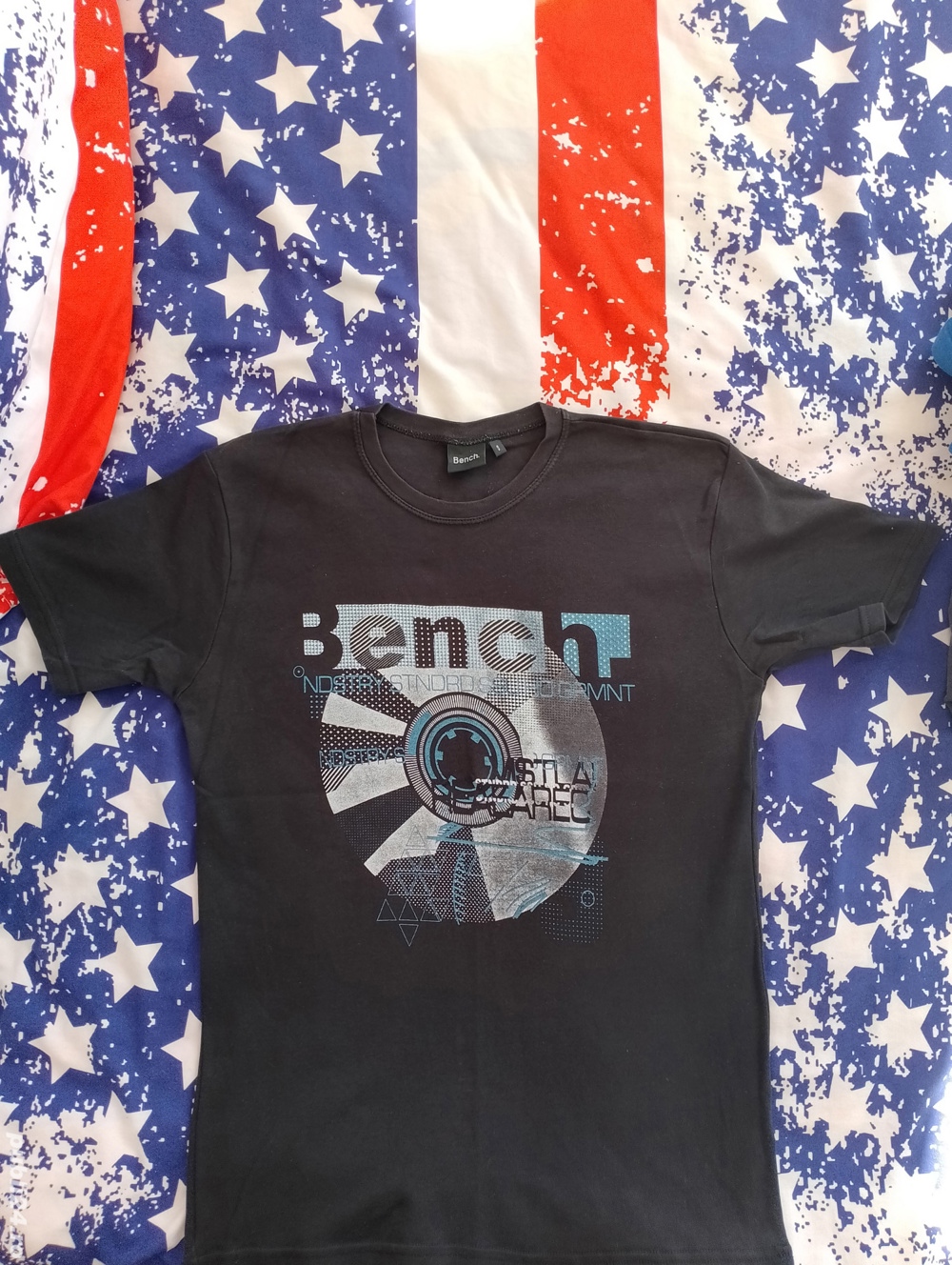 Vând  bluza Bench,sport/fashion, noua, produs calitate