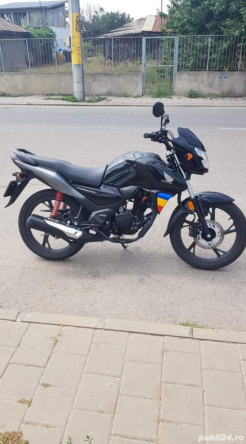 Vînd Honda cb125f an 2021 cumpărată în luna iunie 2022 3000km detalii la tel. .