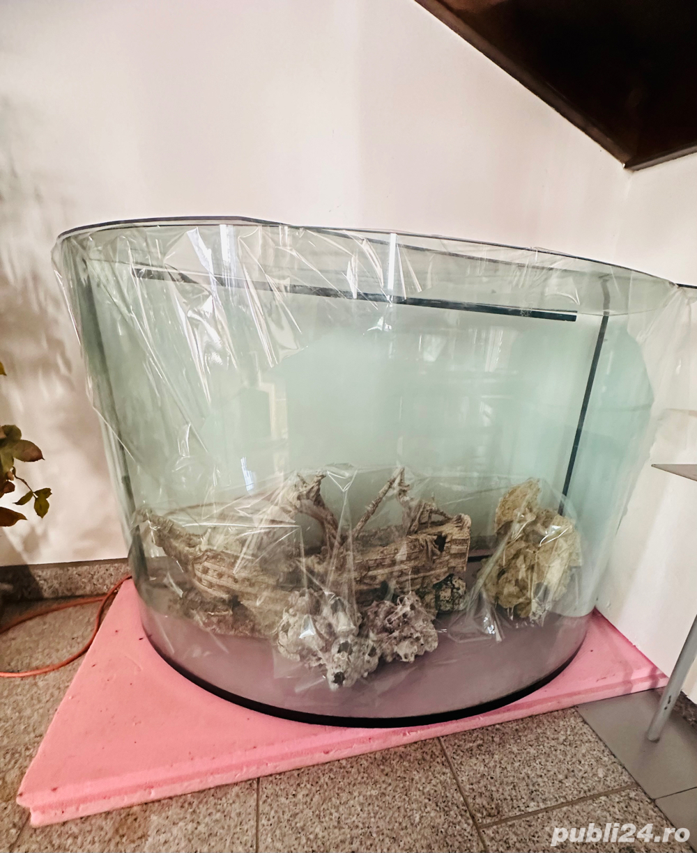 Acvariu din sticla semirotund facut pe comanda in  in Austria circa 450l 