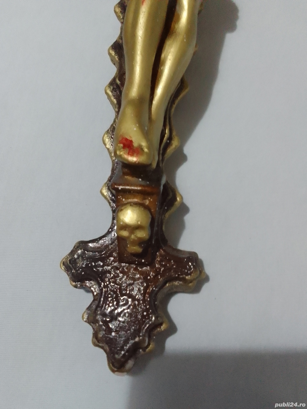 Vând cruce de pus pe perete.