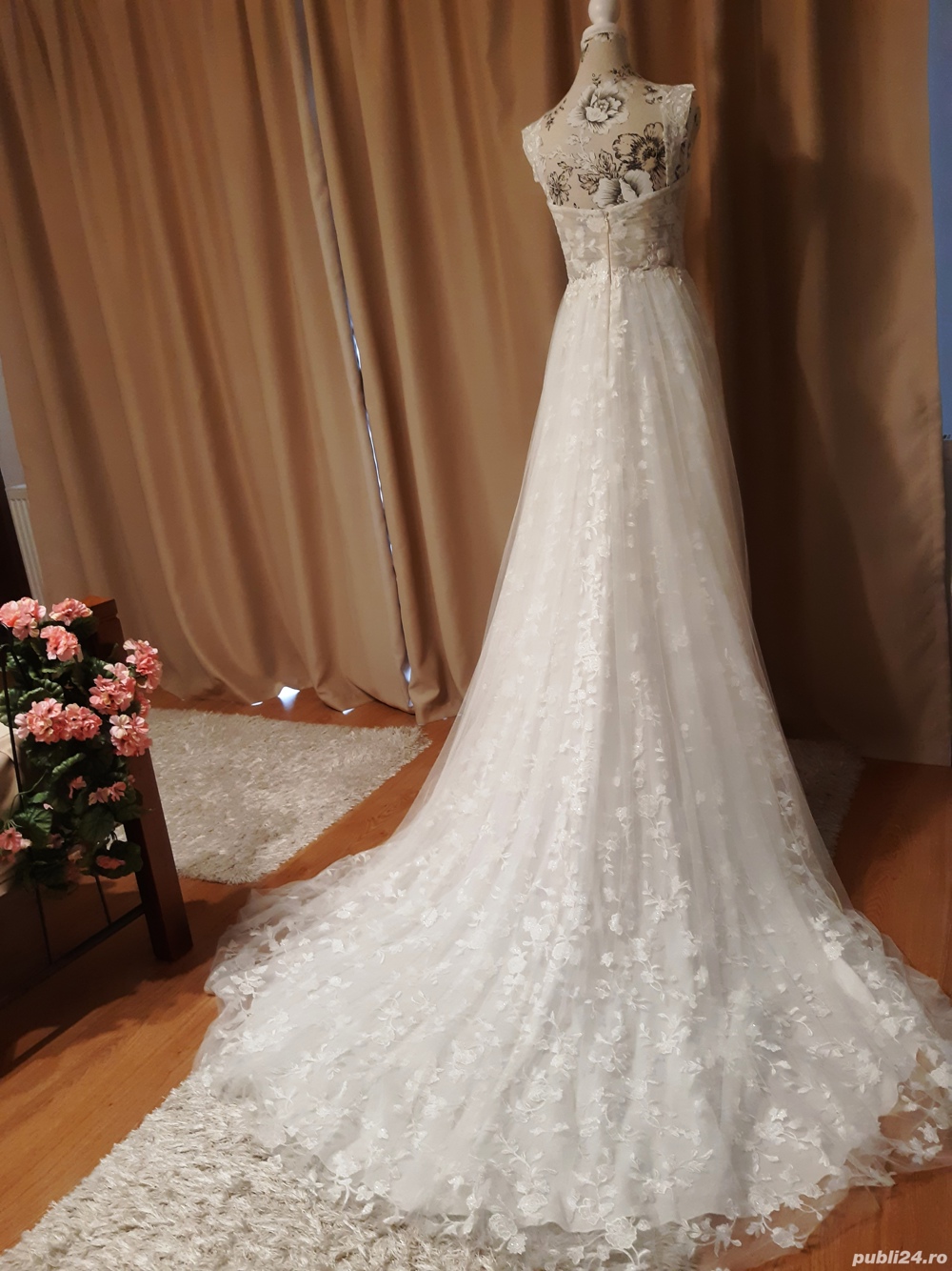 ROCHIE DE MIREASA  ivoar cu trena din matase in stare noua