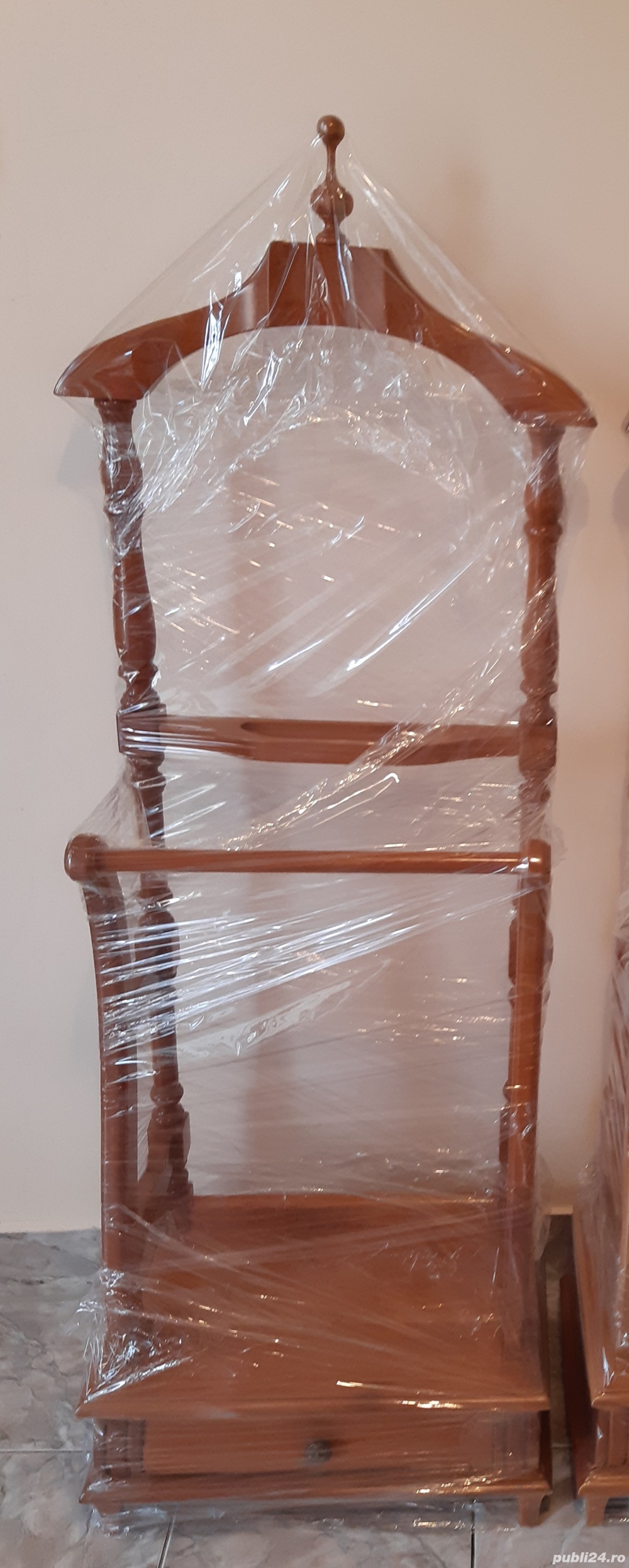 Umeras din lemn de cireș.