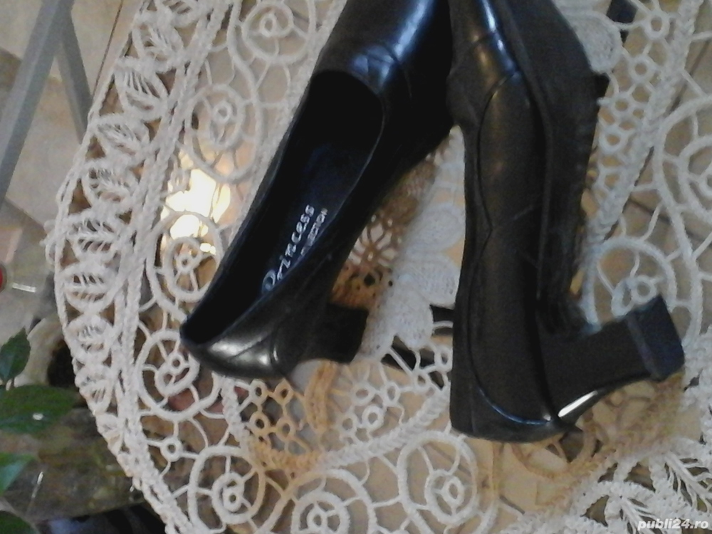 Vand pantofi cu toc