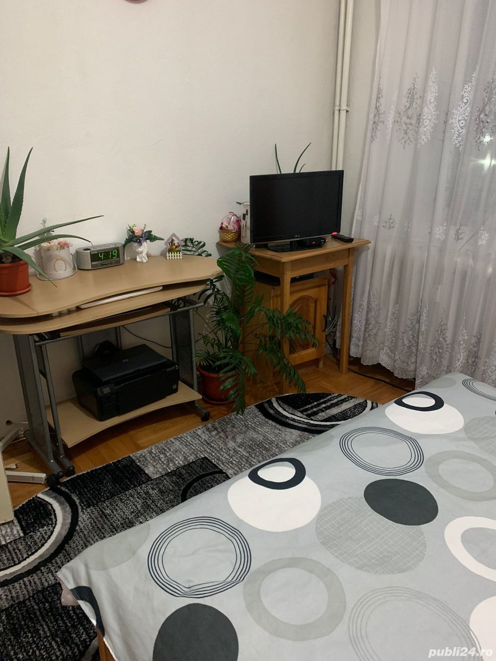 Închiriez apartament cu trei camere