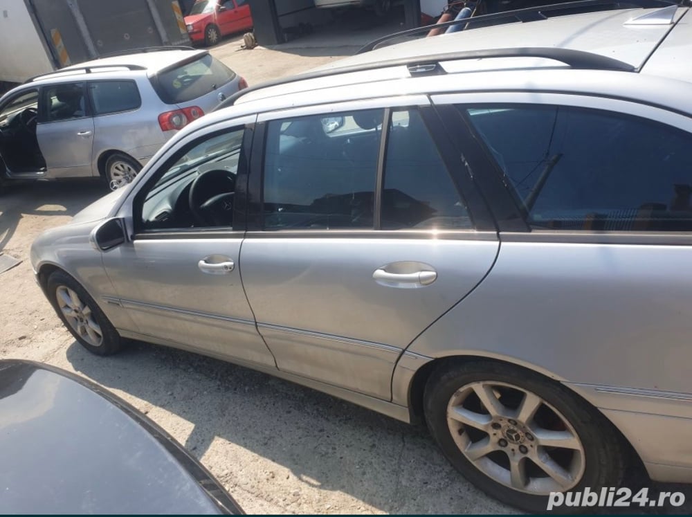 Dezmembrez Mercedes C 220