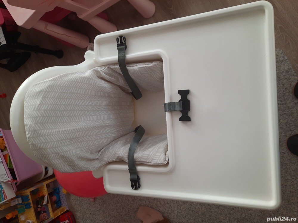 Vând un scaun pentru servit masa copil