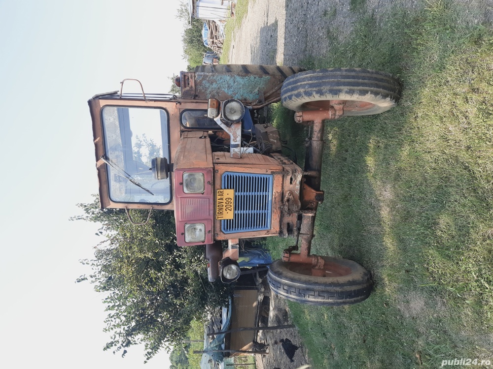 Vand tractor u650 cu utilaje