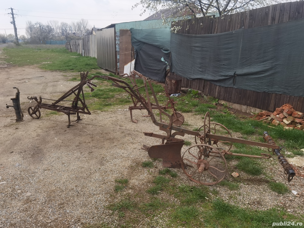 Lot 3 pluguri vechi, ideale pentru decor gradina. + 1 pompa de curte.