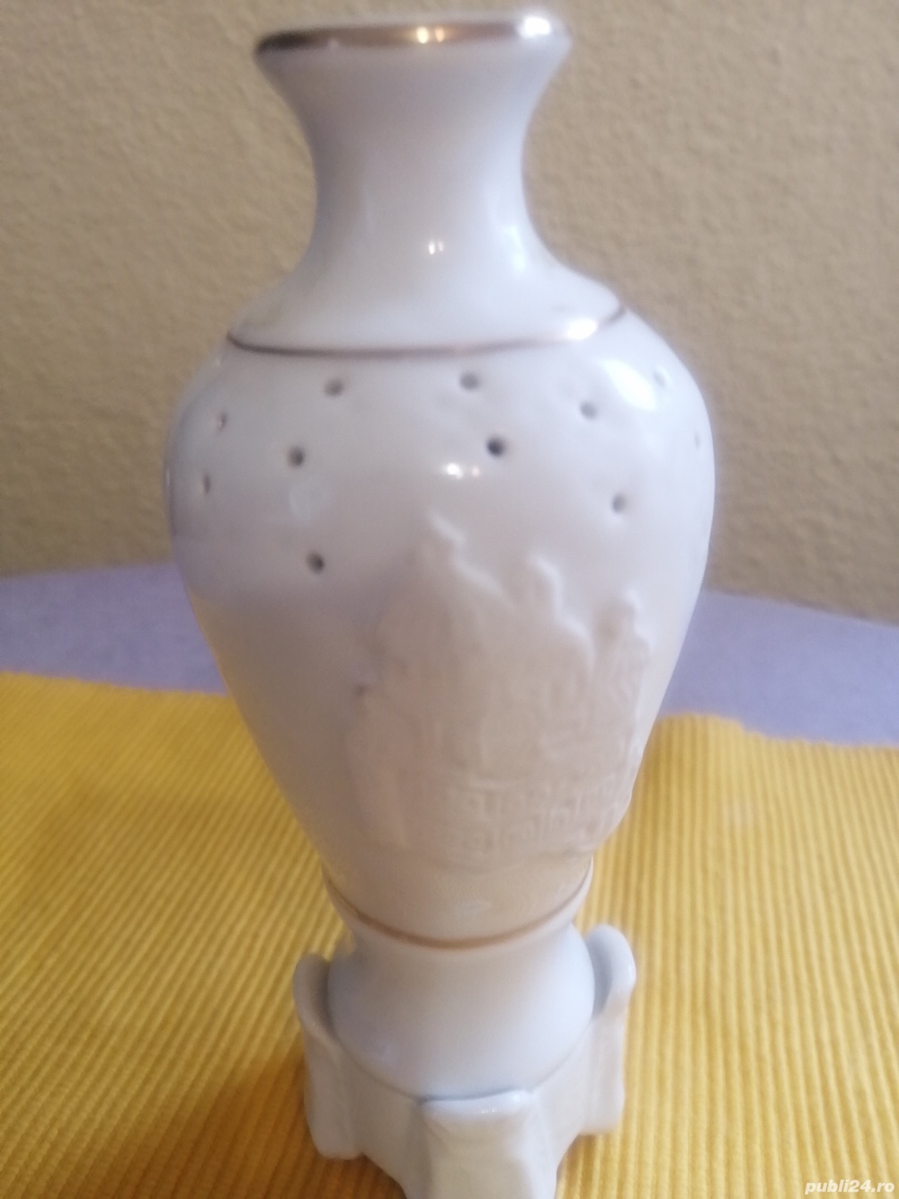 vand bibelou din portelan vaza simbol manastirea