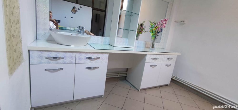 Expozitor produse cu spatiu de depozitare