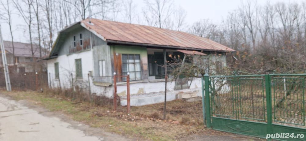 Teren cu casă bătrânească