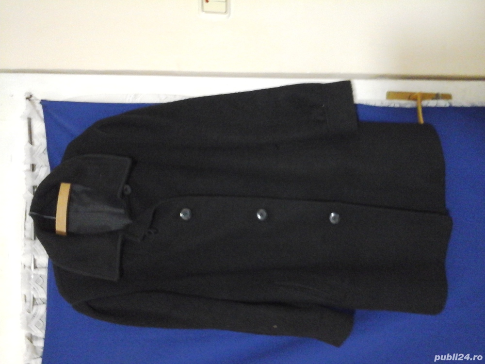 Vand pardesiu, negru, foarte frumos, pentru femei.