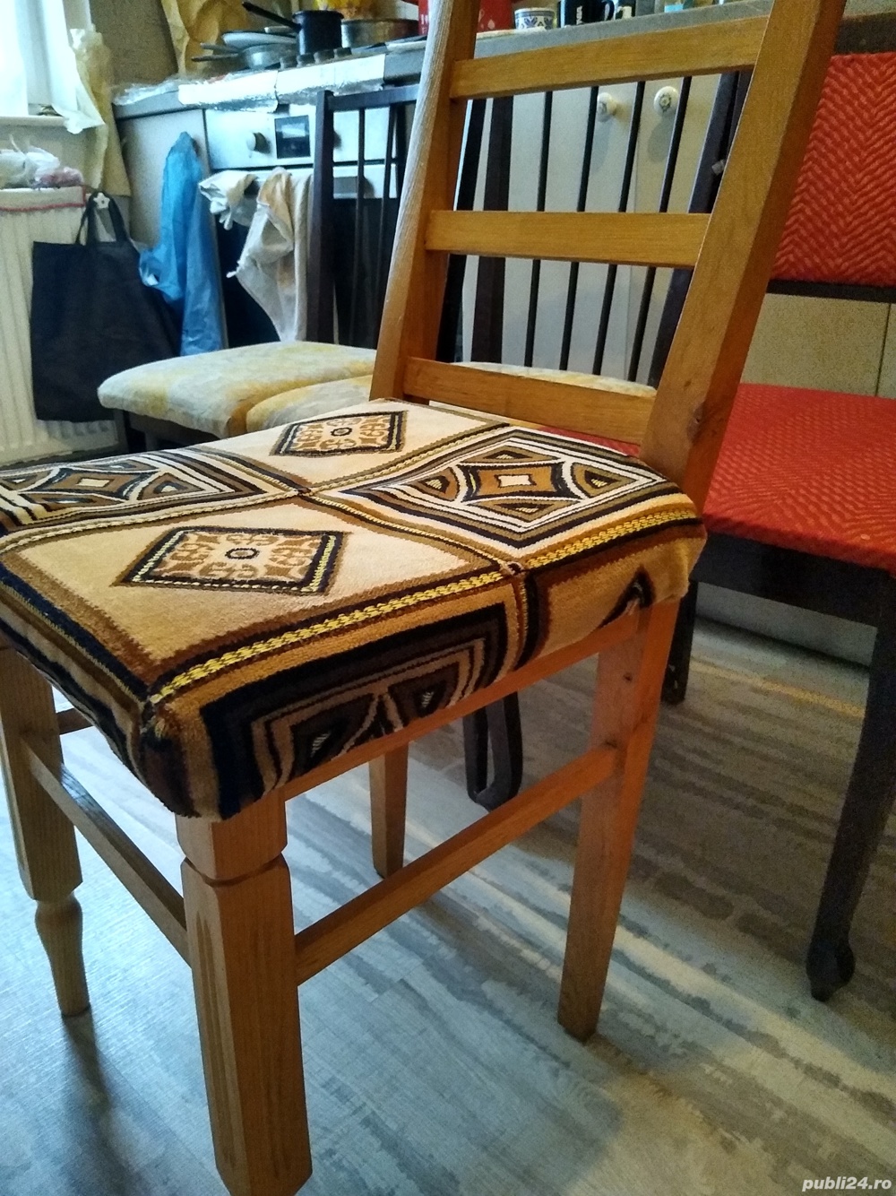 Scaune lemn tapitate
