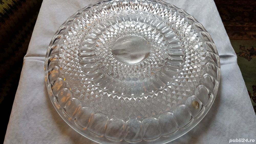 Platou mare din cristal,import RDG,pt tort,prajituri,etc.Este NOU.