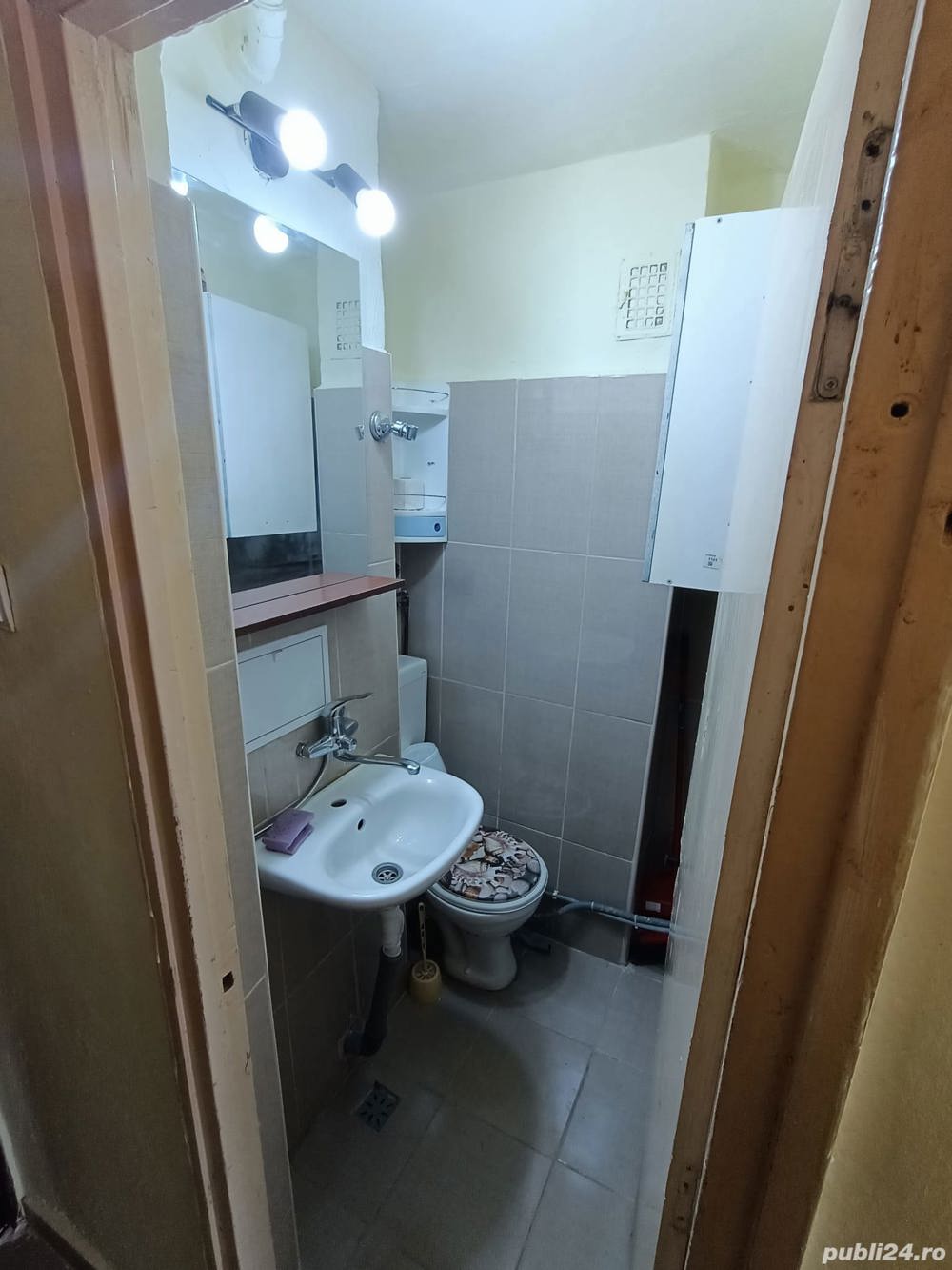 Închiriez garsoniera 