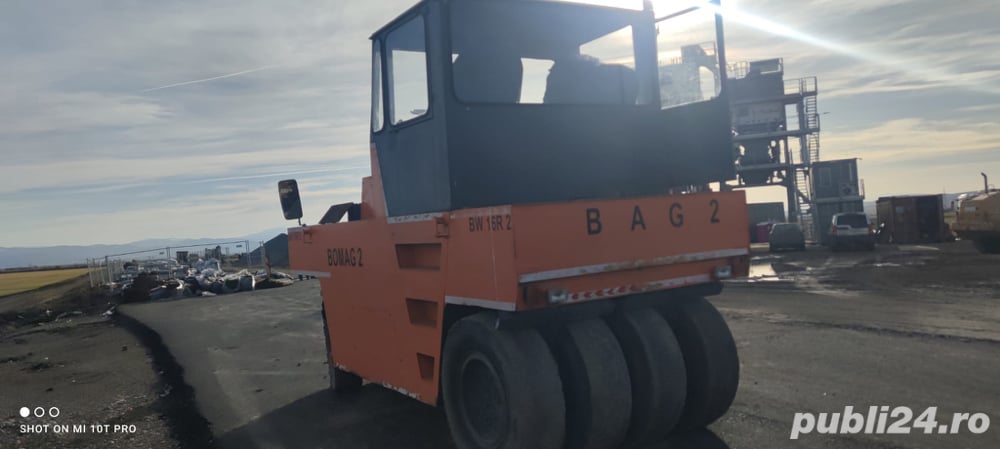 Inchiriez cilindru compactor pe pneuri