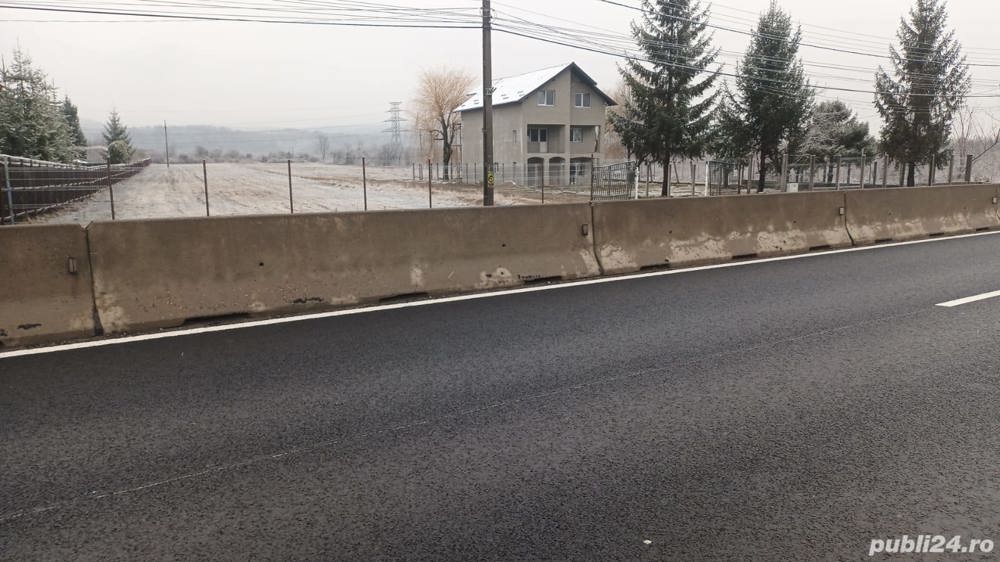 de închiriat -Teren intravilan (1,27 ha) cu deschidere 52 m la DN73 cu clădire P+2 