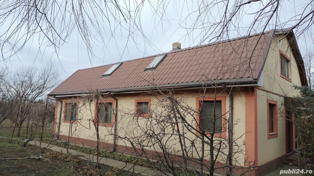 Conac cu mansardă și garaj la țară zonă liniștită cu livadă și vie 30 km distanță de Brăila