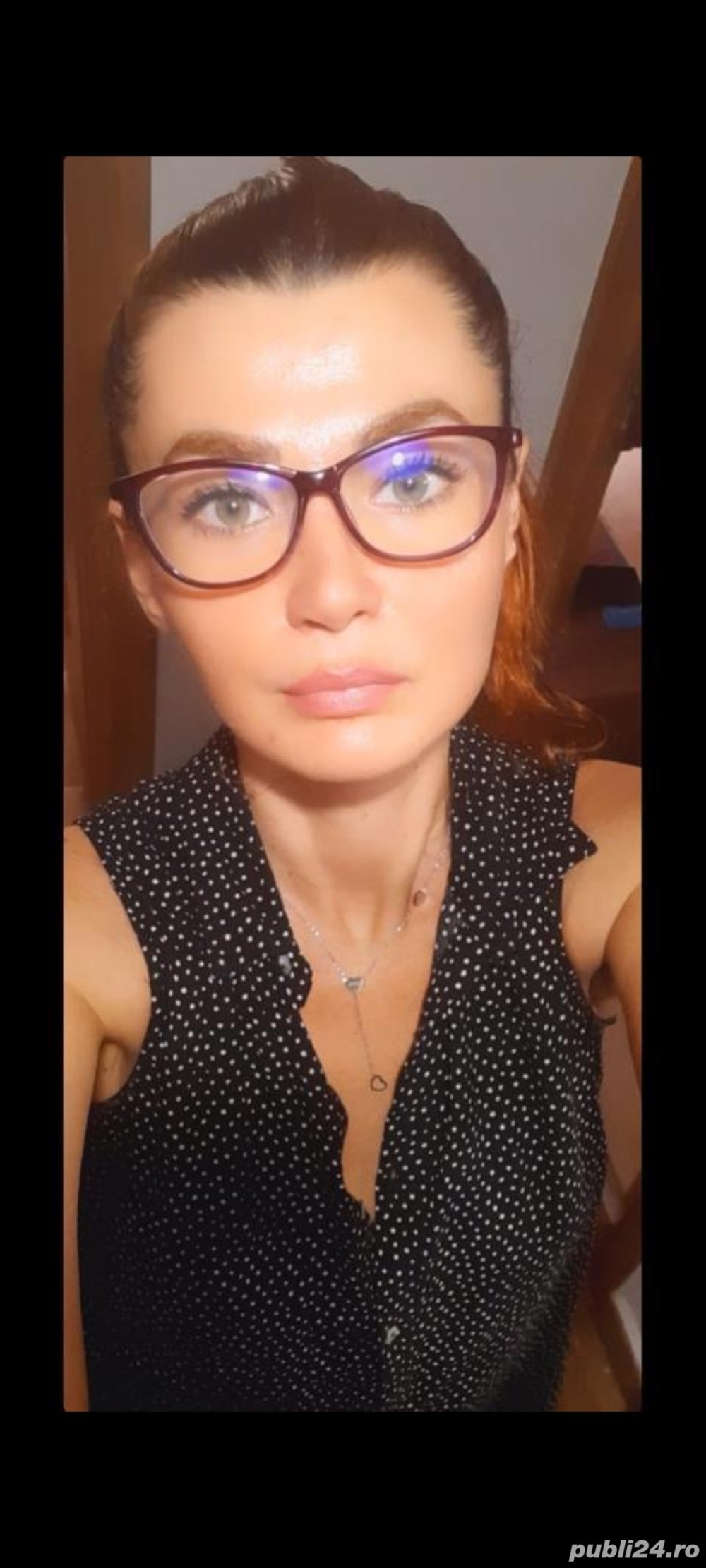 Tânăra terapeut ofer servicii de masaj combinat.