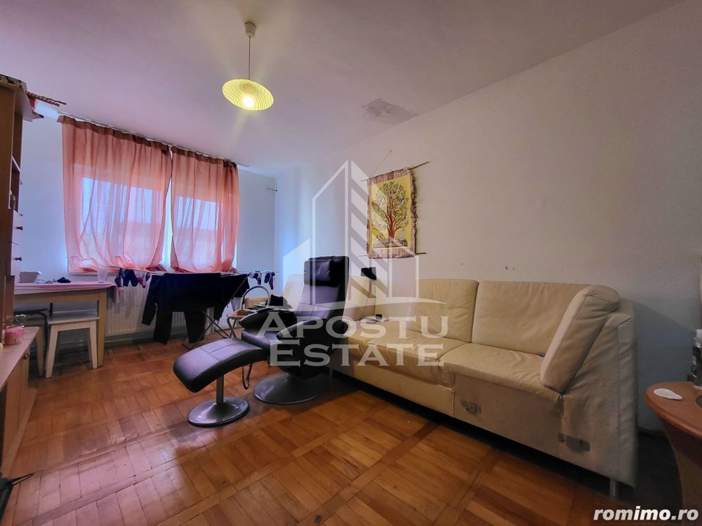 Apartament cu 3 camere, decomandat, zona Lipovei