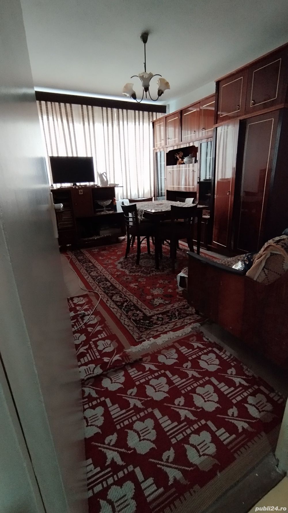 Vând apartament spatios cu 2camere et.7 cu potențial de a -Vulcan Hunedoara10 km de stațiunea Straja