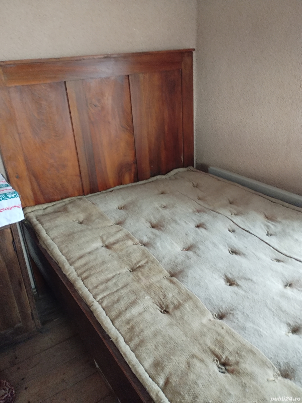 vand mobilier vechi din lemn de nuc de peste 100ani