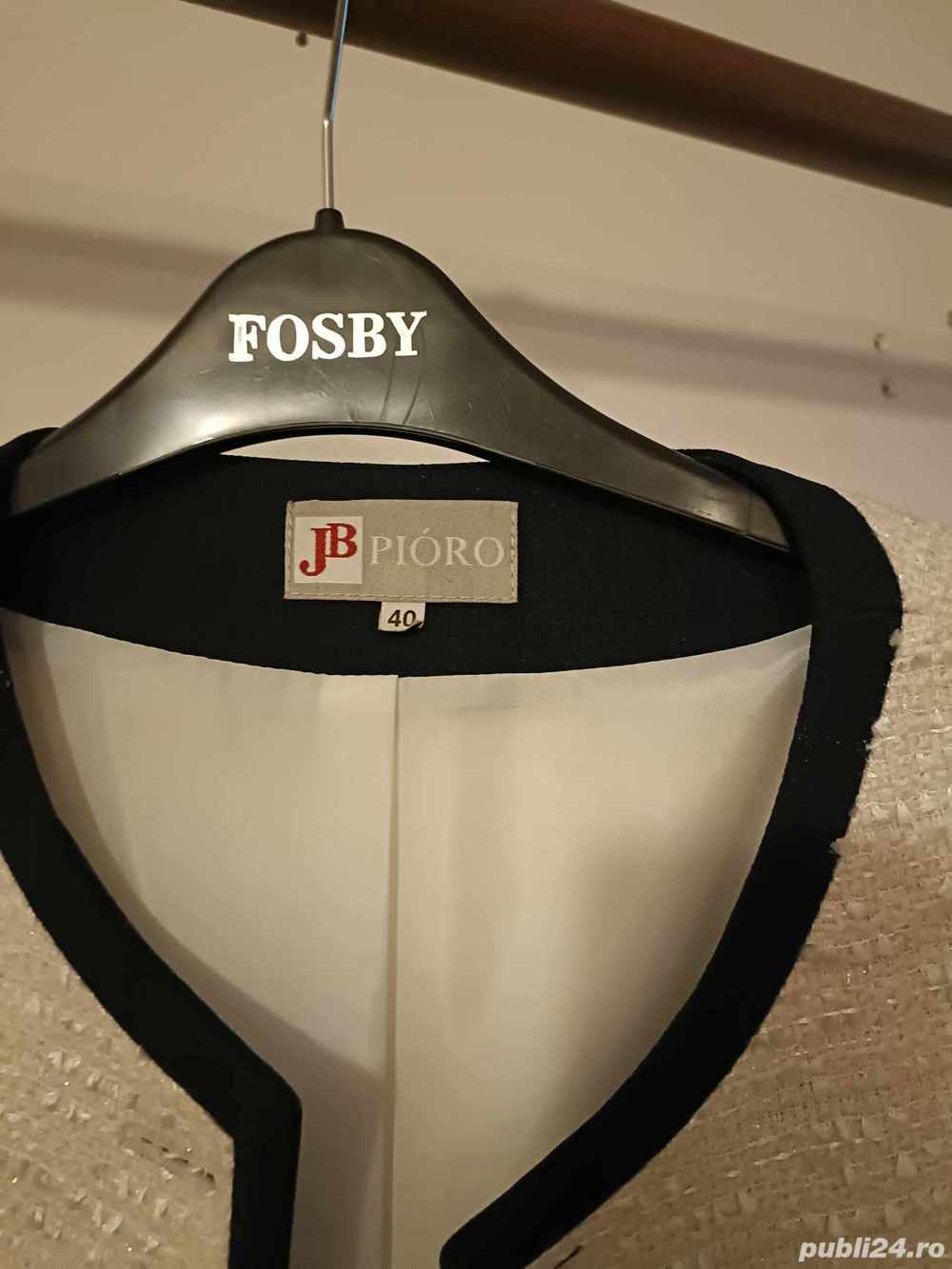 Sacou alb cu margini bleumarin