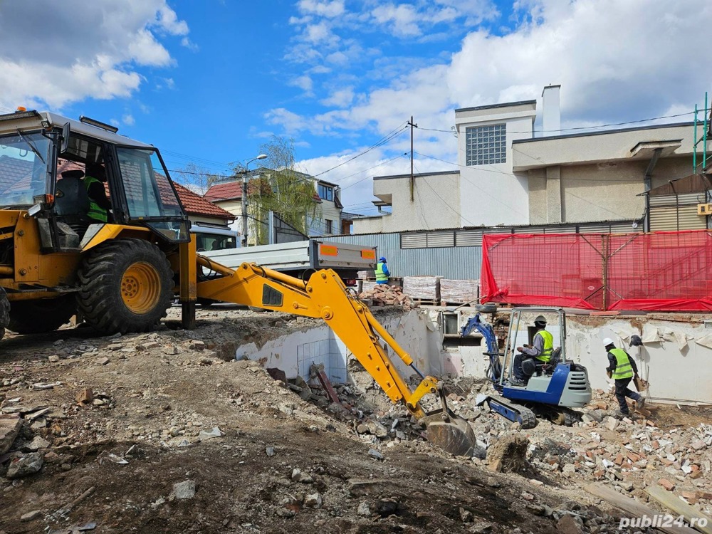 Executam demolari cu miniexcavator, buldoexcavator si basculabile de 3.5 tone