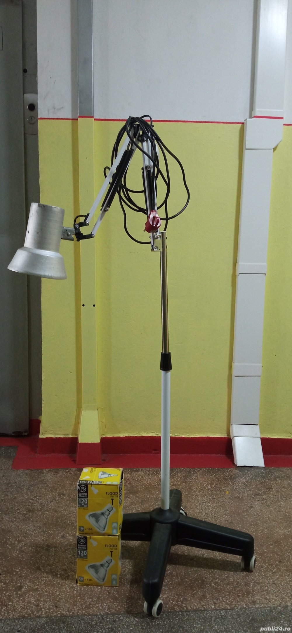 Lampa (veioza) mobila cu brat extensibil.
