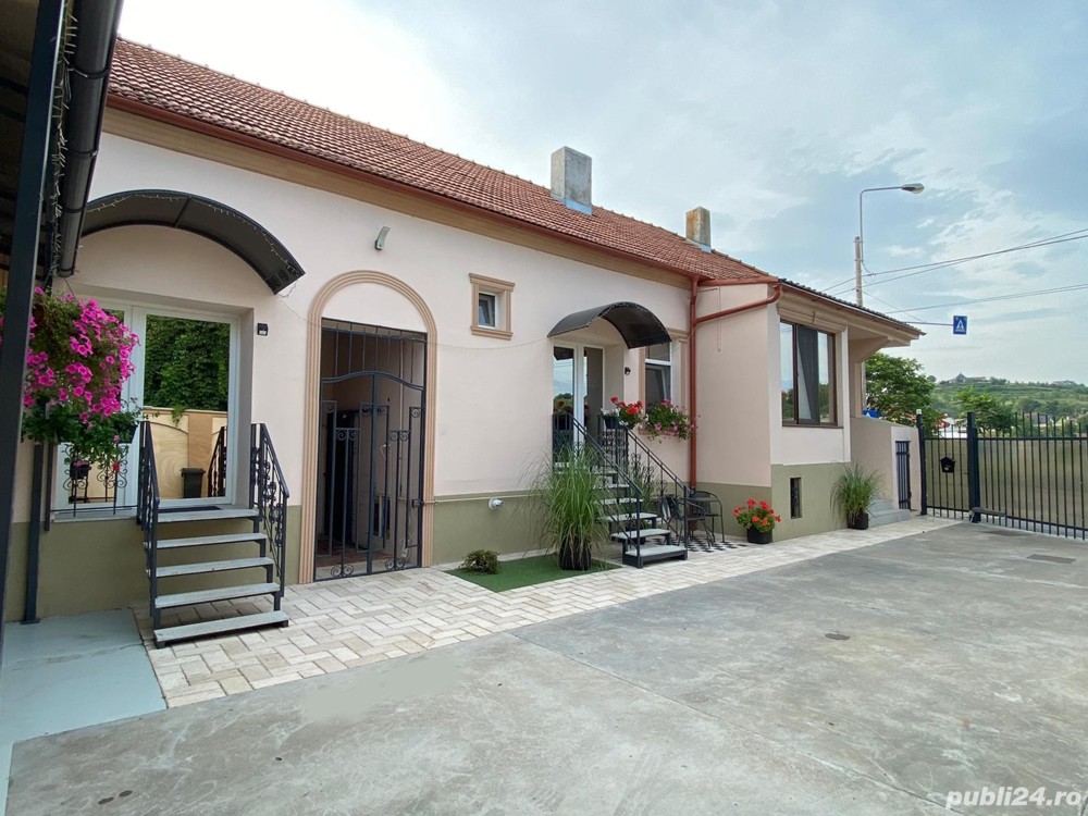 De vanzare casa cu trei apartamente separate amenajate si inchiriate in regim hotelier 