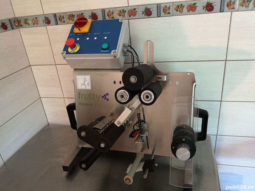 Masina de etichetat cu etichete autoadezive