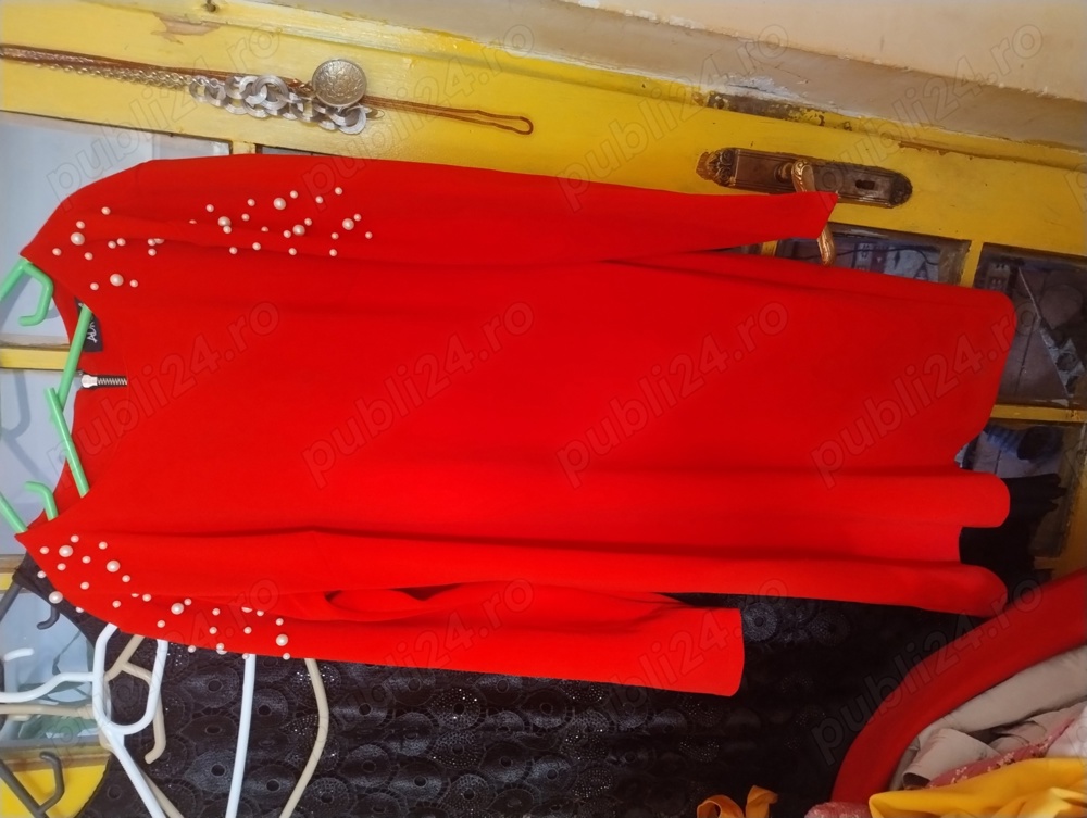 Rochie rosie cu perle 