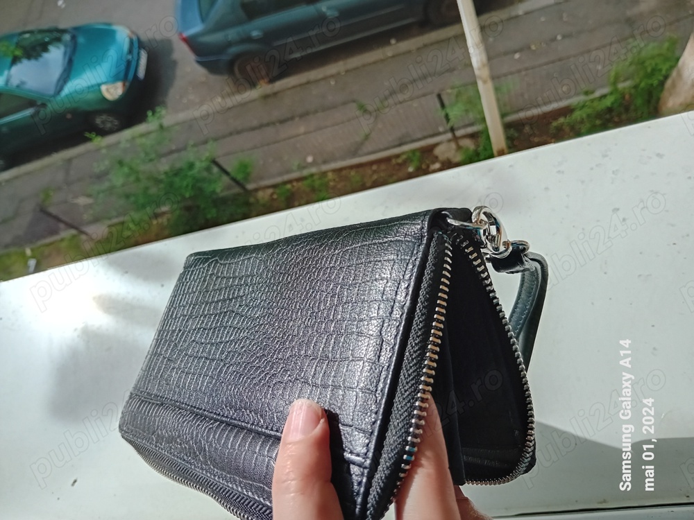 Portofel  din  piele  naturala,  cu fermoar  metalic. 