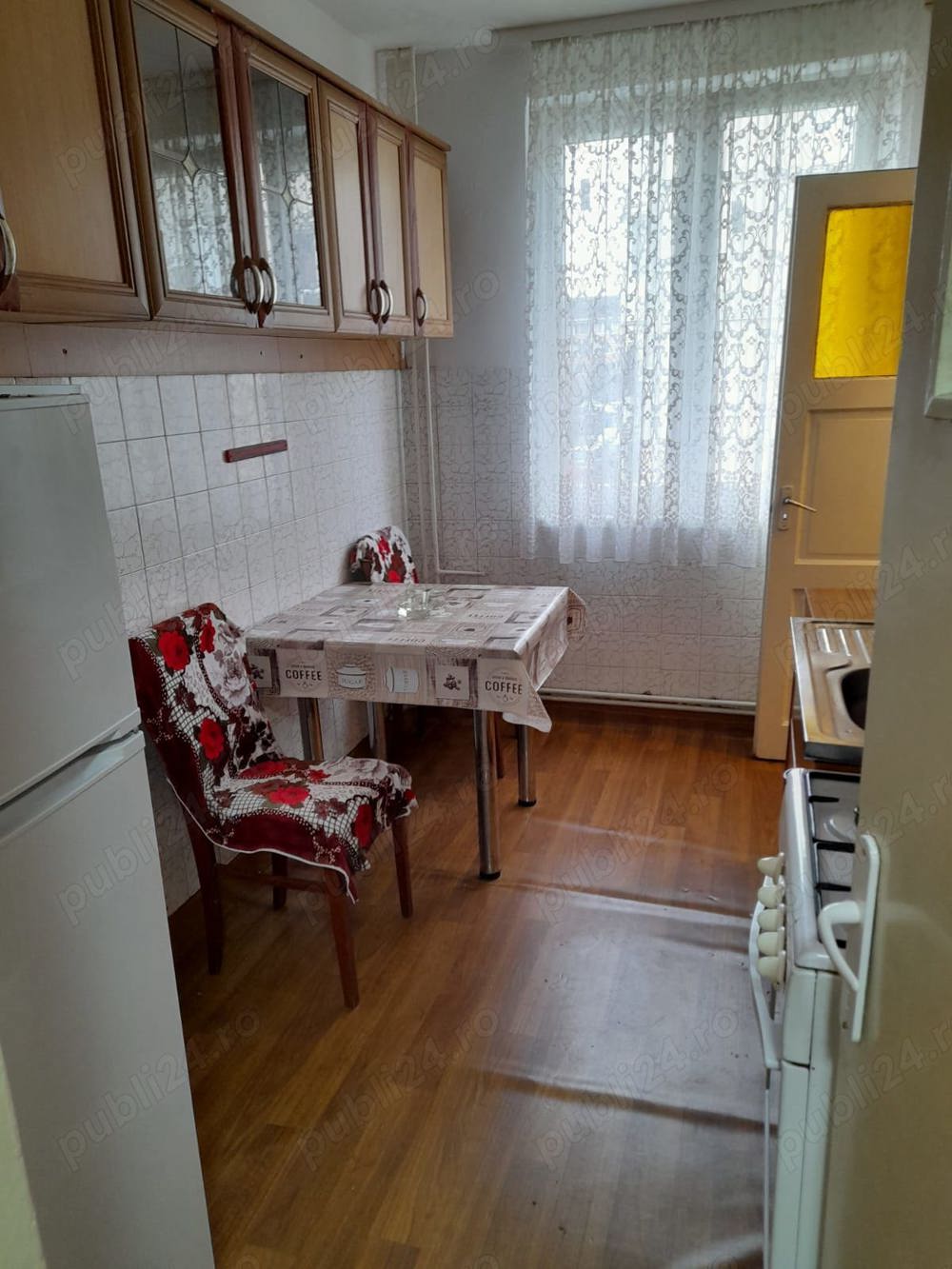 Vanzare apartament 3 camere semidecomandat