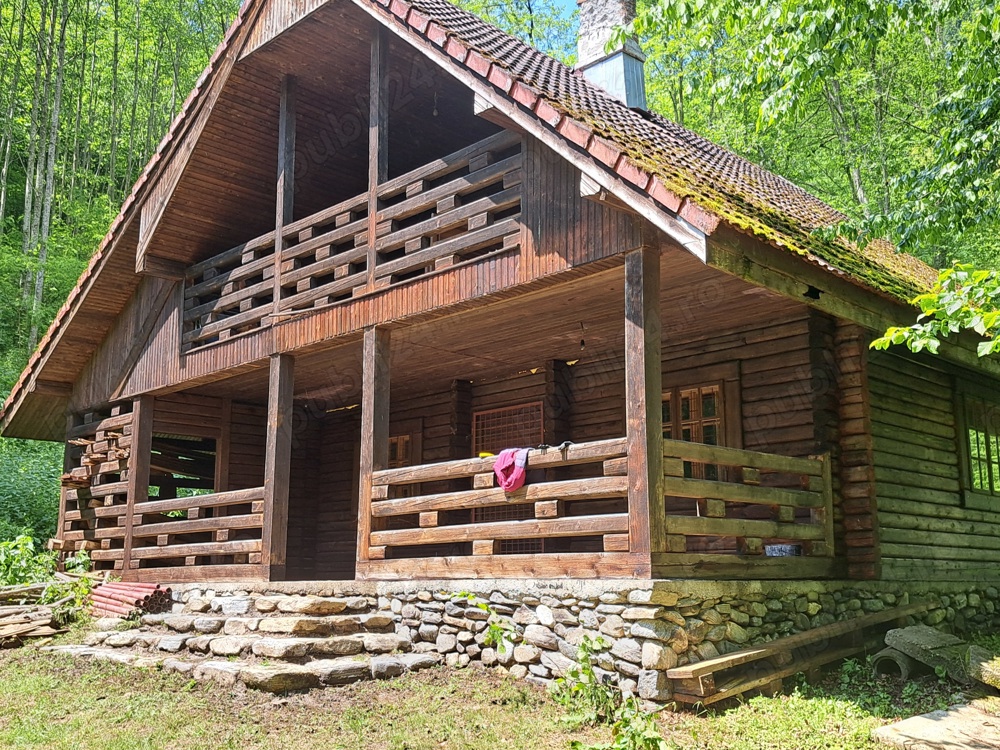 Vand casa realizata integral din lemn, interior si exterior, cu iesire direct pe Transalpina,in sat 